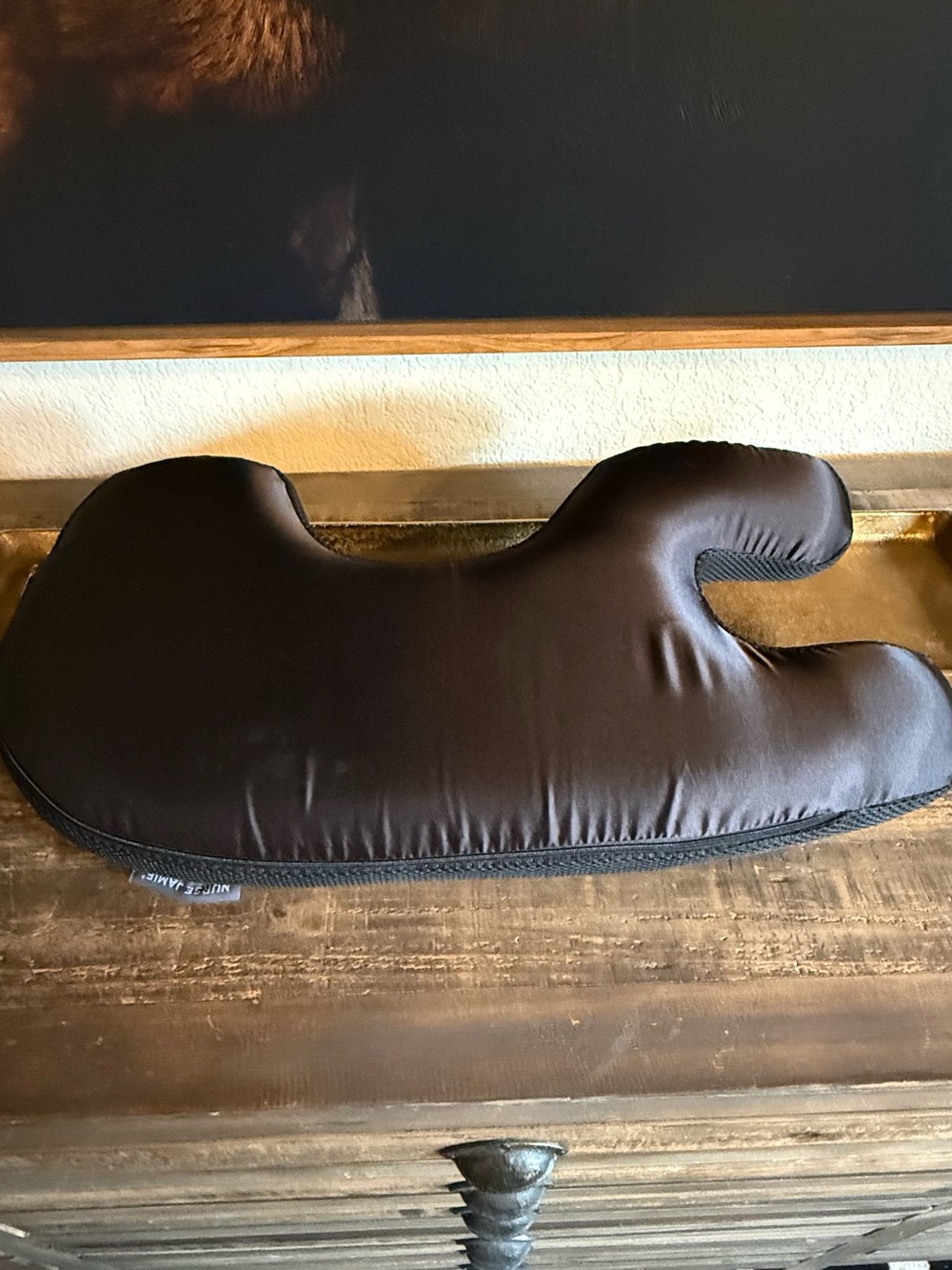 Nurse Jamie Black Contour Neck & Shoulder cosmetic surgery recovery Pillow - Picture 3 of 3